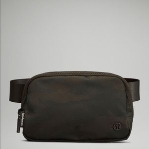 Lululemon everywhere belt bag